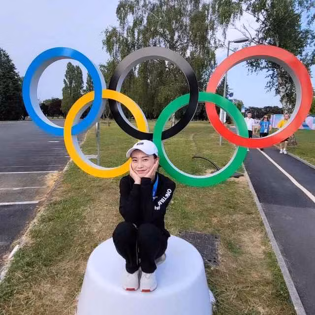 Trái ngược với vẻ ngoài lôi cuốn, sức hút bất ngờ, Kim Ye-ji cũng gây chú ý khi đem theo con búp bê voi dễ thương của cô con gái nhỏ. Ảnh sử dụng trong bài: Instagram nhân vật. 