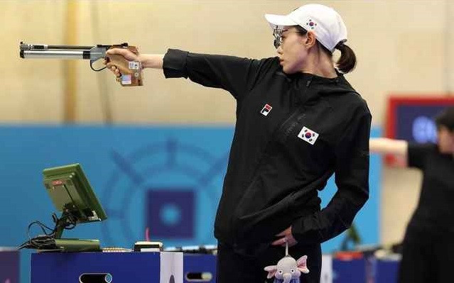 Nữ xạ thủ giữ vẻ lạnh lùng và bình tĩnh, nhìn chằm chằm vào mục tiêu mà không nói một lời rồi ra cú bắn. Có thời điểm Kim Ye-ji chỉ đứng thứ 3, cách biệt 0,1 điểm so với vị trí thứ 2, cô vẫn không hề dao động.