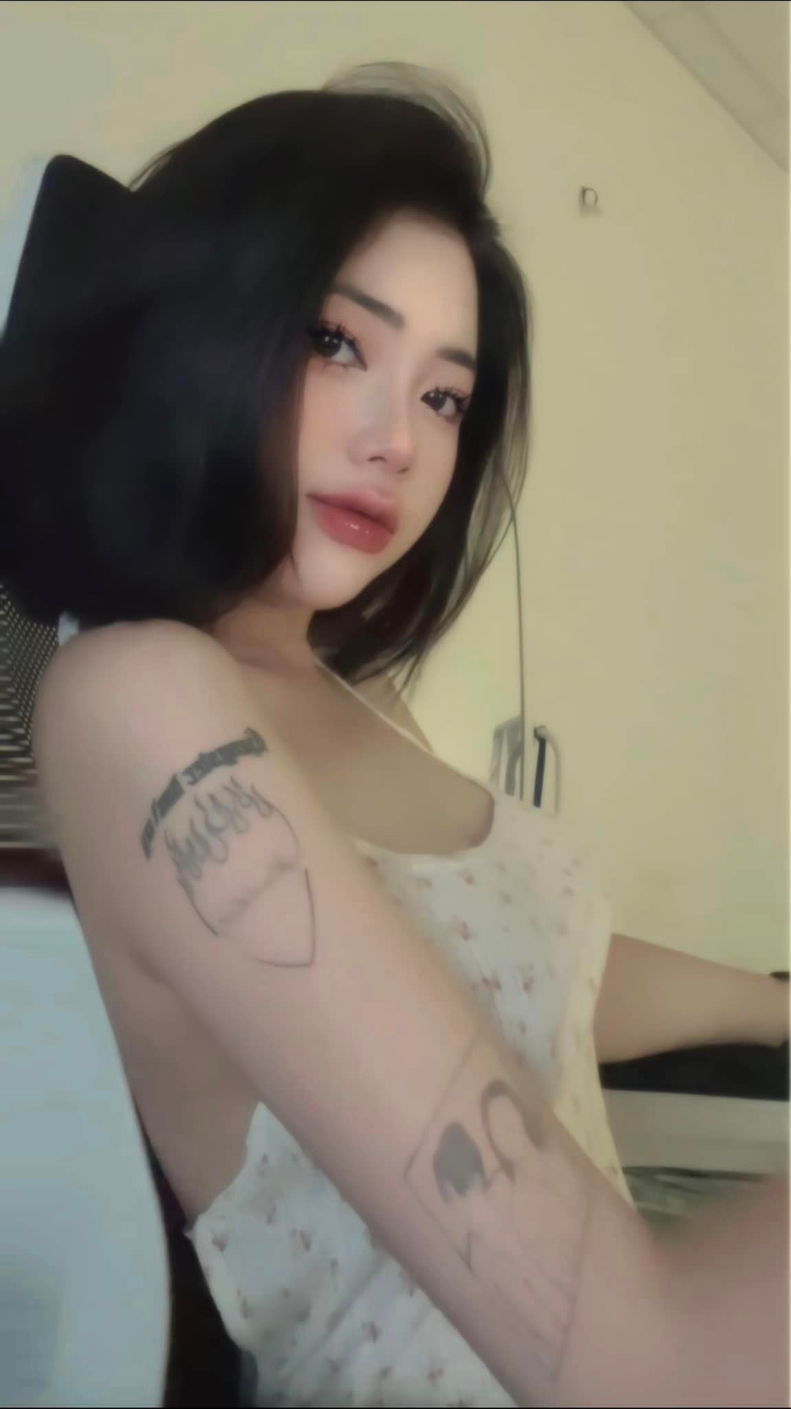 Đặng Khánh Ngân được khá nhiều người biết trên mạng xã hội, cô nàng hiện là một chuyên viên trang điểm, người mẫu cho 1 số nhãn hàng.