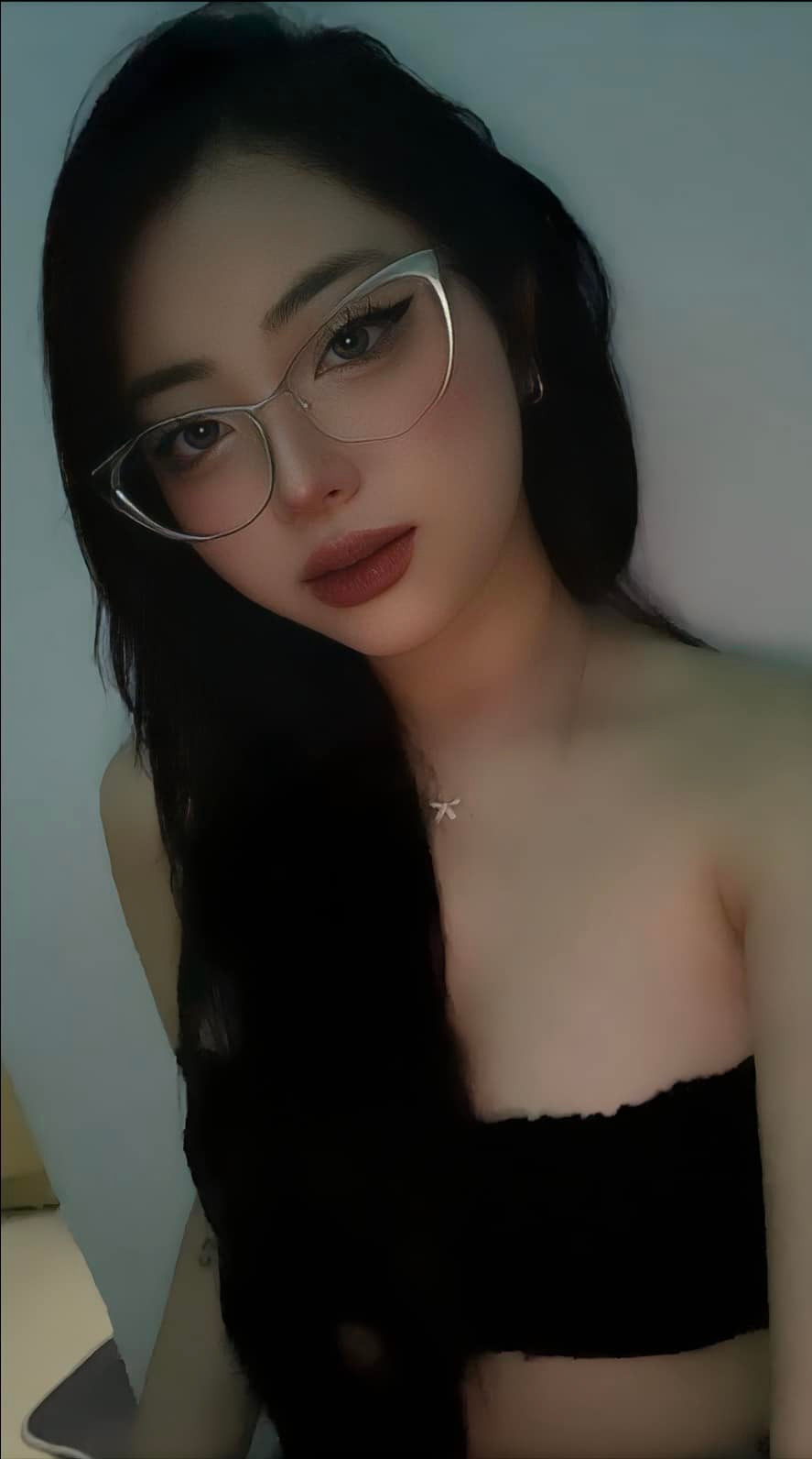 Cả 2 không chia sẻ đã quen nhau được bao lâu, thế nhưng vào tháng 6 vừa qua, Đinh Ta Bi đăng tải hình ảnh anh đứng cạnh bạn gái với dòng trạng thái không thể ngọt ngào hơn: "Xin chào cả nhà đây là bé iu của tuii".