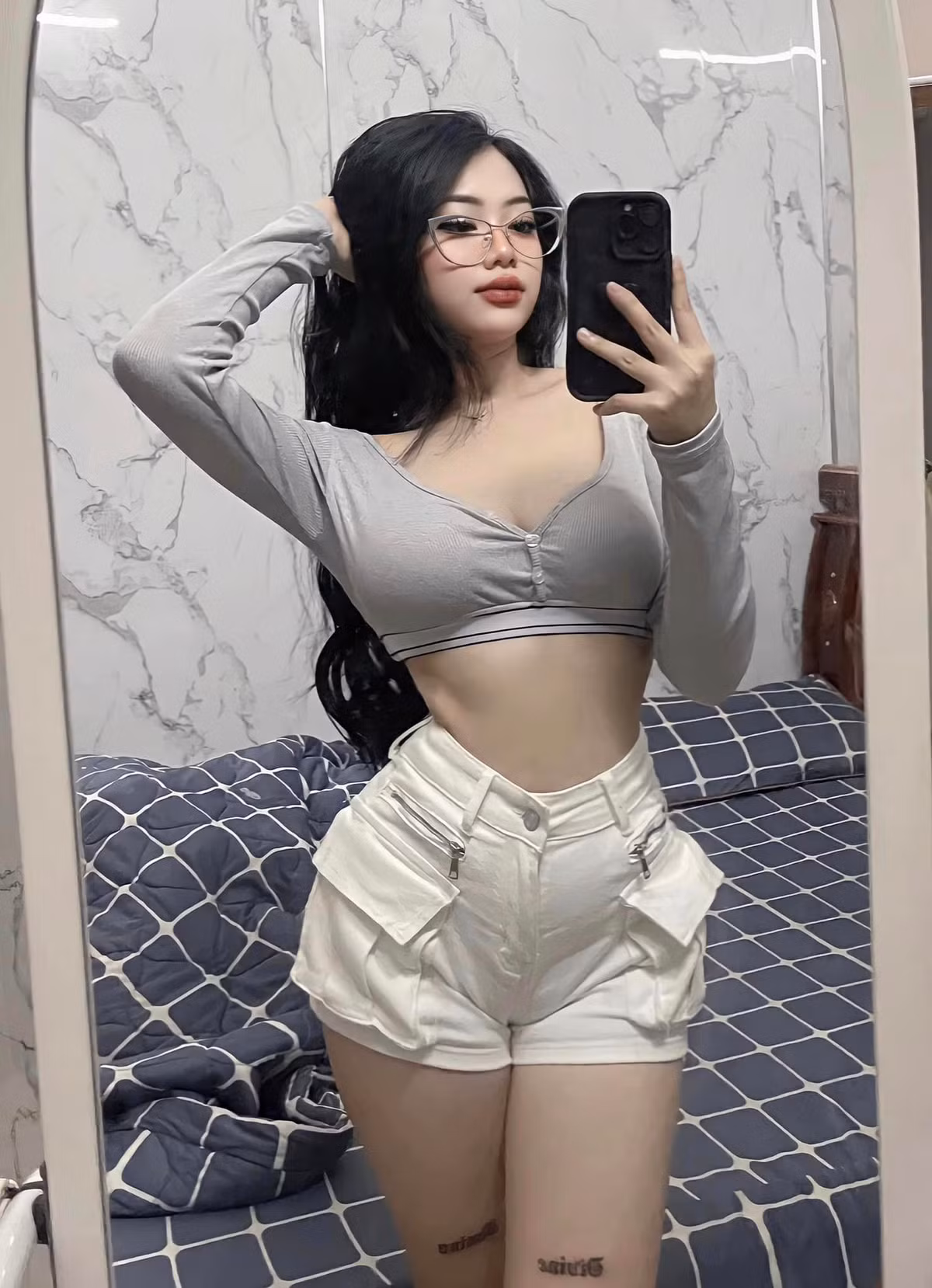 Vòng eo con kiến được cô nàng khoe triệt để trong những bức hình đăng tải.