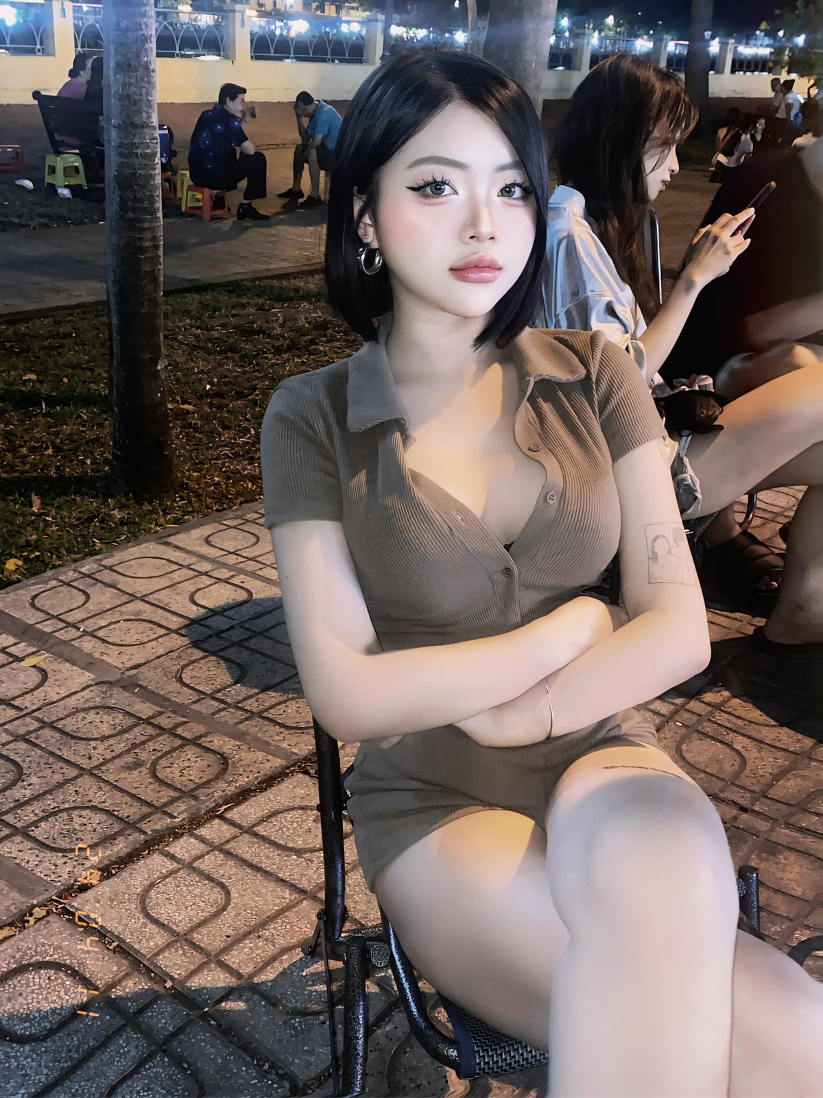 Ngoài gương mặt xinh xắn, Khánh Ngân cũng sở hữu thân hình cực chuẩn. Dù không sở hữu chiều cao lý tưởng, cô nàng vẫn có thể cân mọi outfit.