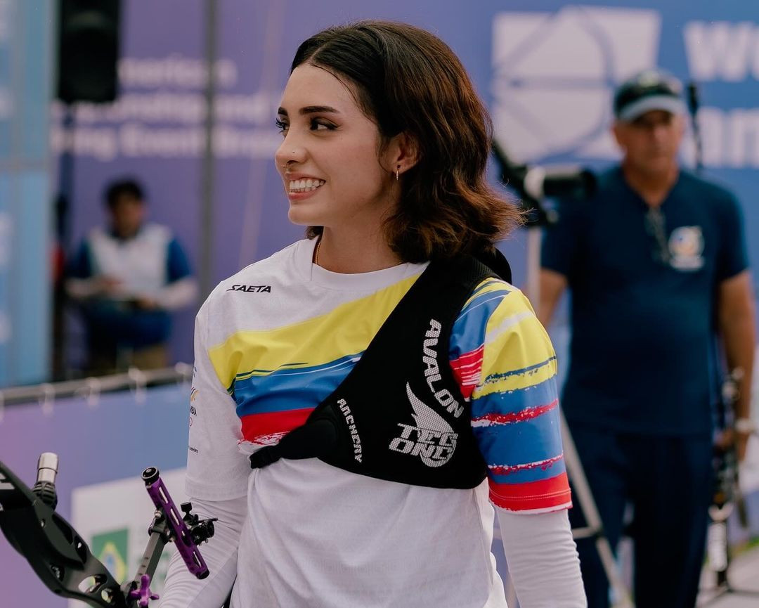 Cụ thể hơn, phía dưới các bài đăng của nữ VĐV bắn cung, nhiều người hỏi thăm: “Bạn không đi Paris sao?”, “Bạn vẫn chơi cho Colombia tại Olympic chứ?”, “Tại sao bạn không tham gia Thế vận hội năm nay?”, “Giờ vẫn còn đăng clip quảng cáo thì chắc là không dự Olympic rồi”,... nhưng cô hoàn toàn ngó lơ, không trả lời bất cứ ai về vấn đề này.