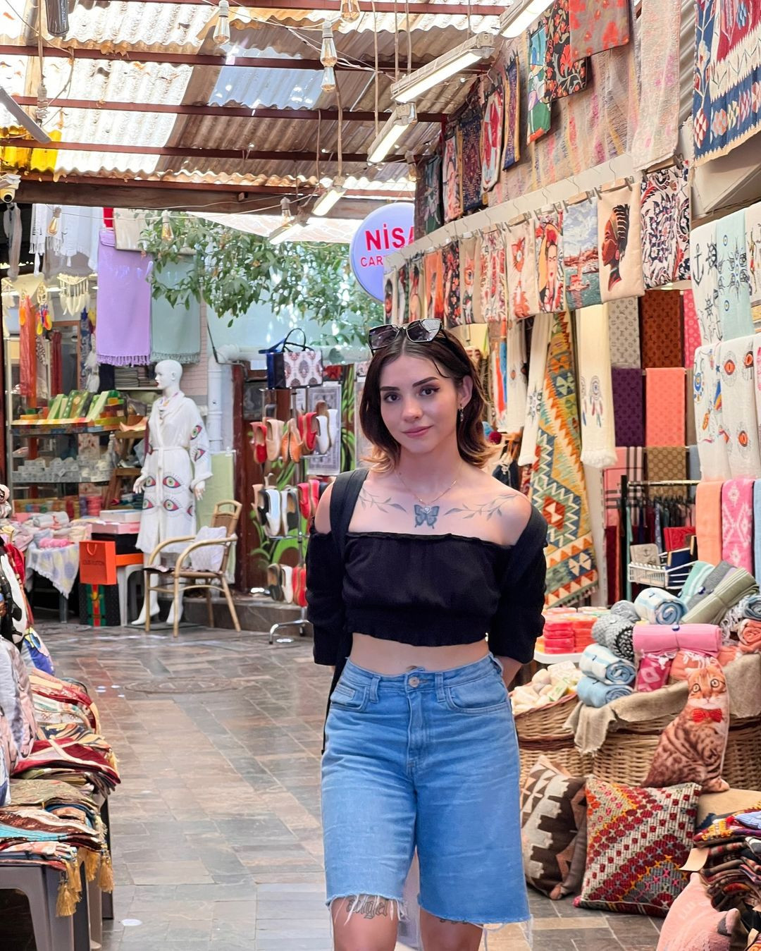 Được biết Valentina Acosta Giraldo sinh năm 2000. Cô bén duyên với thể thao từ khi còn bé và đặc biệt yêu thích bộ môn bắn cung, đồng thời thể hiện khả năng nổi bật của mình.