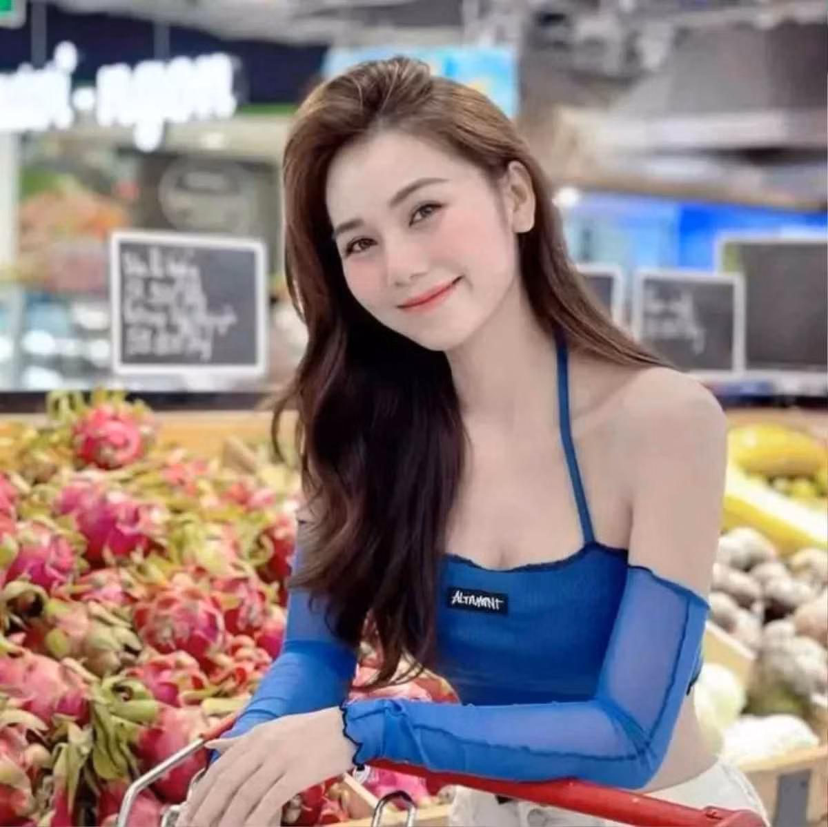 Á hậu Hoàng Kim Chi tên đầy đủ là Hoàng Thị Kim Chi (sinh năm 1997) đến từ Quảng Trị. Cô nàngi tốt nghiệp Đại học Khoa học Xã hội và Nhân văn, Đại học Quốc gia TP. Hồ Chí Minh.