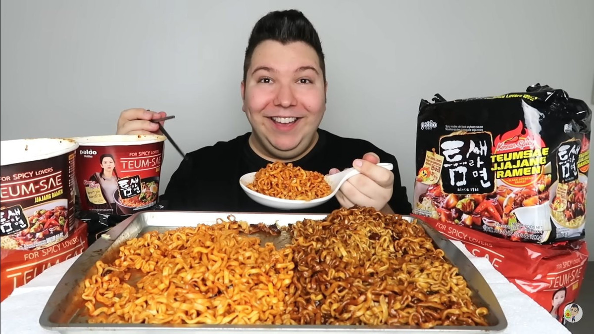 Nikocado Avocado là một trong những người đi đầu trong phong trào mukbang ở Mỹ. Anh nhanh chóng thành công thu hút rất nhiều người theo dõi, sở hữu loạt video đạt hàng triệu view và thu về khoản tiền khổng lồ.