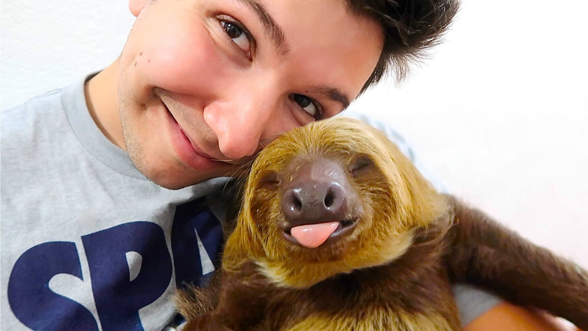 Trong một số video, anh phải đeo máy thở, đi lại khó khăn. Nhiều người chỉ trích anh đang "đánh đổi sức khỏe lấy view".