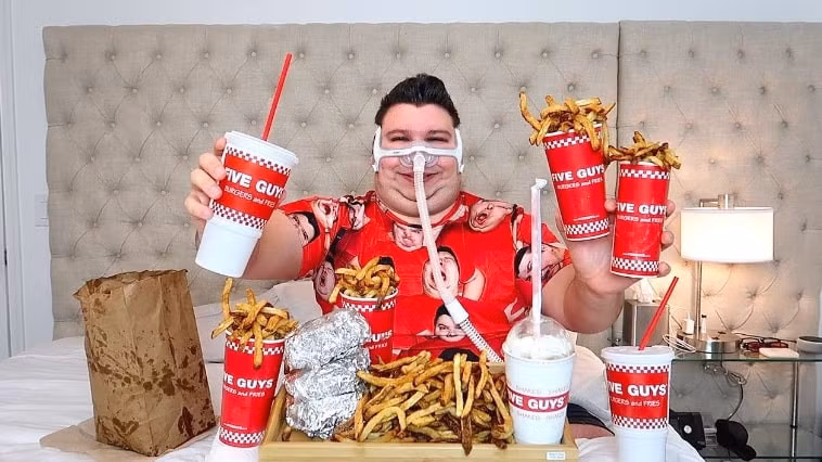 Mukbang là một xu hướng ẩm thực trực tuyến phổ biến đến từ Hàn Quốc. Trong các video, người chơi thường sẽ ăn nhiều loại đồ ăn khác nhau. Mukbang trở nên phổ biến tại Hàn Quốc vào những năm 2010 và nhanh chóng lan rộng sang các nước khác như Nhật Bản, Trung Quốc và Mỹ.