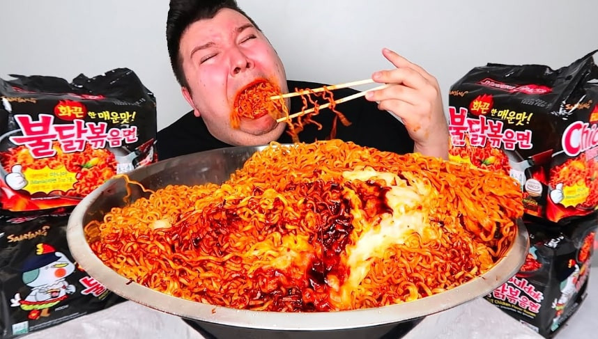 Bởi vì khoản tiền khổng lồ kiếm được, anh chàng này cũng ngày càng ăn uống vô độ. Cân nặng của anh tăng lên nhanh chóng. Từ một người có thân hình chỉ khoảng 68kg vào năm 2018, anh đã nặng tới 160kg vào năm 2023.