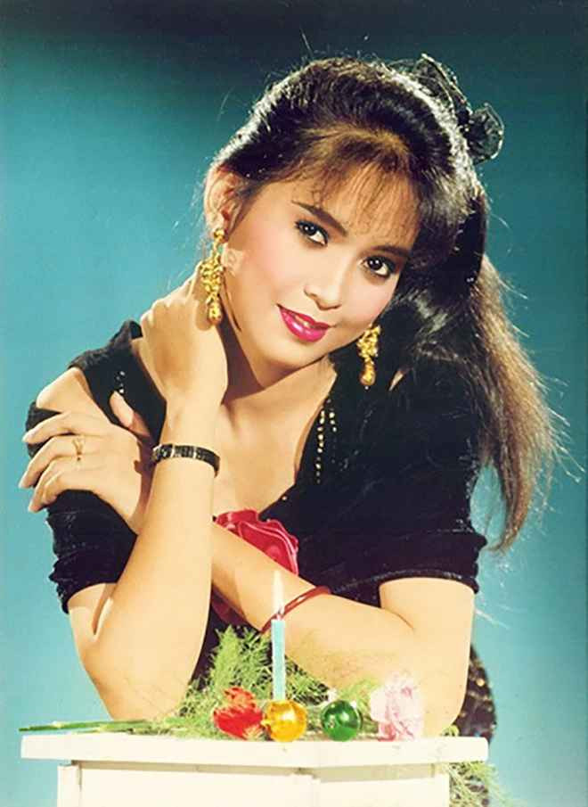 Bà Thủy Tiên từng chia sẻ với truyền thông về tỉ phú Johnathan Hạnh Nguyễn: "Để theo đuổi tôi, anh ấy đi mọi chuyến bay có tôi. Nếu bây giờ gom hết vé máy bay của anh ấy thời đó, chắc được một phòng lớn".