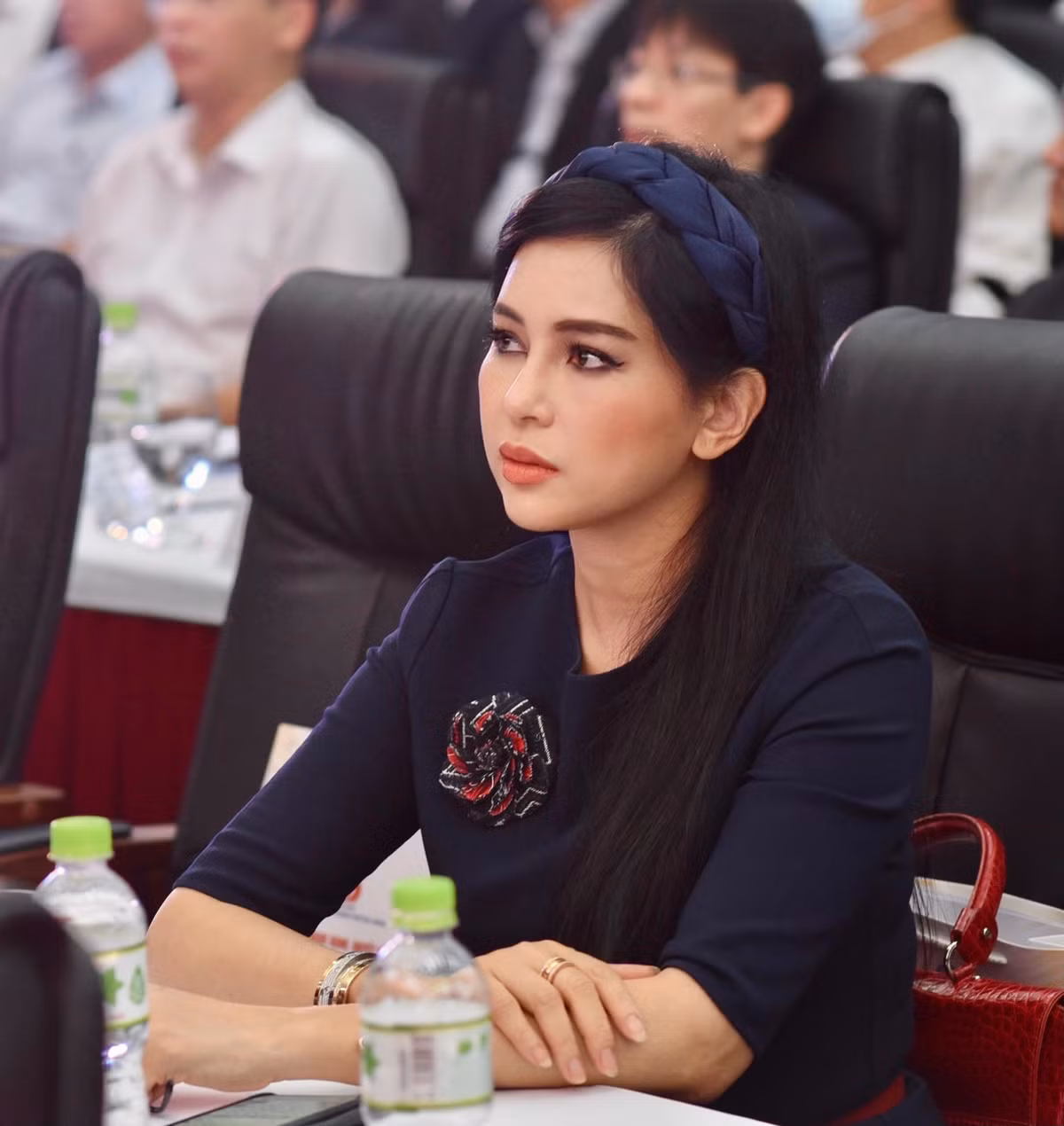 Nhiều năm về chung một nhà với tỉ phú giàu có, Thủy Tiên vẫn được coi là tượng đài nhan sắc.