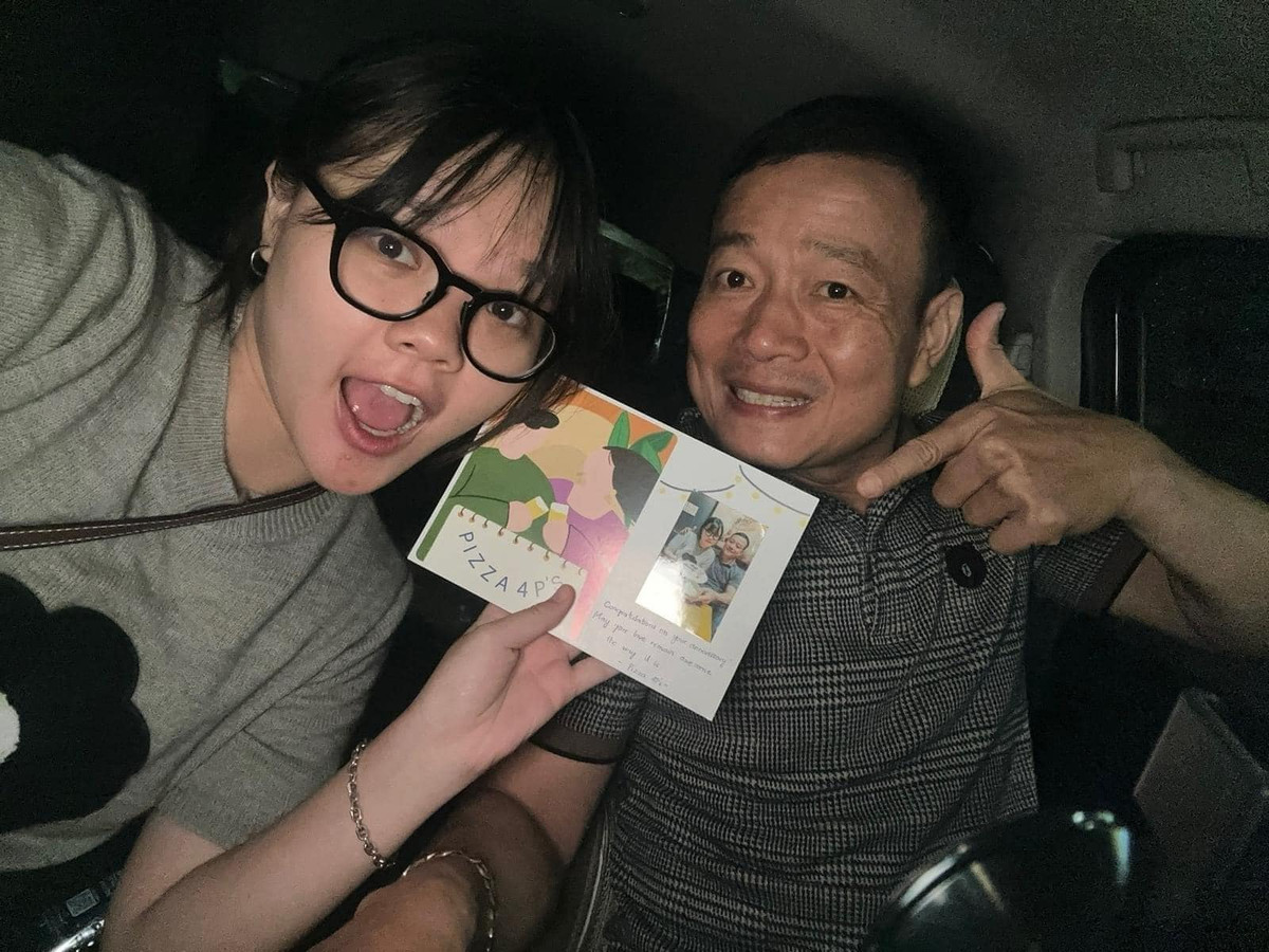 Điều đặc biệt, trong mối quan hệ này, Hằng Giang là người chủ động. Giang gặp chồng trong một chuyến du lịch vào năm 2020 khi anh được bố cô nhờ lái xe cho gia đình.