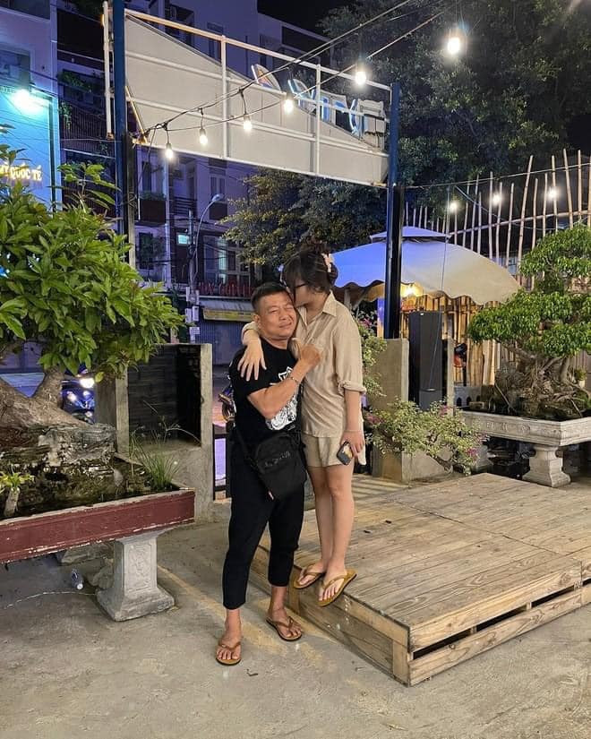 Lần đầu tỏ tình, Giang bị "ông chú" từ chối. Không từ bỏ, cô nàng tiếp tục kiên trì và đến 3 tháng sau mới nhận được cái gật đầu của anh Đảo.