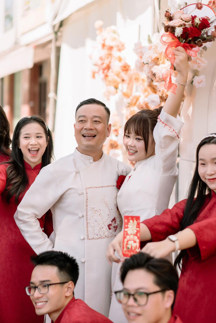 Đám hỏi của cô có sự góp mặt của người thân, bạn bè đôi bên. Ai nấy đều dành những lời chúc phúc chân thành cho cặp đôi.