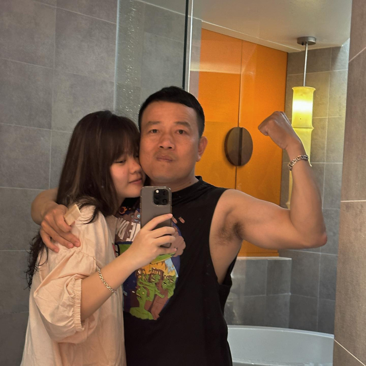 Dàn dần, cặp đôi "chú - cháu" này nhận được sự công nhận nhiều hơn, dưới những video được đăng tải của Giang, netizen đã gửi lời chúc phúc: "Đáng yêu quá, xin vía có người yêu thương giống như vậy", "chất quá, cô gái này quá dũng cảm luôn, chúc cho cặp đôi sẽ có hạnh phúc dài lâu viên mãn". (Ảnh: FBNV)