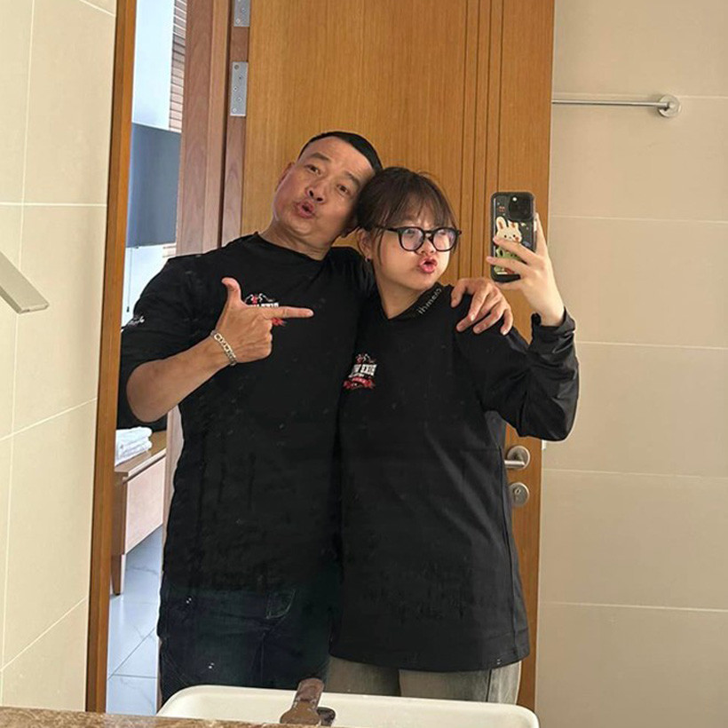 Chênh lệch nhau 20 tuổi, nhưng chuyện tình của hai người không gặp bất cứ rào cản nào từ phía gia đình. Bố mẹ Giang tin tưởng gửi gắm con gái cho anh Đảo, vì thấy anh chững chạc, tốt tính.