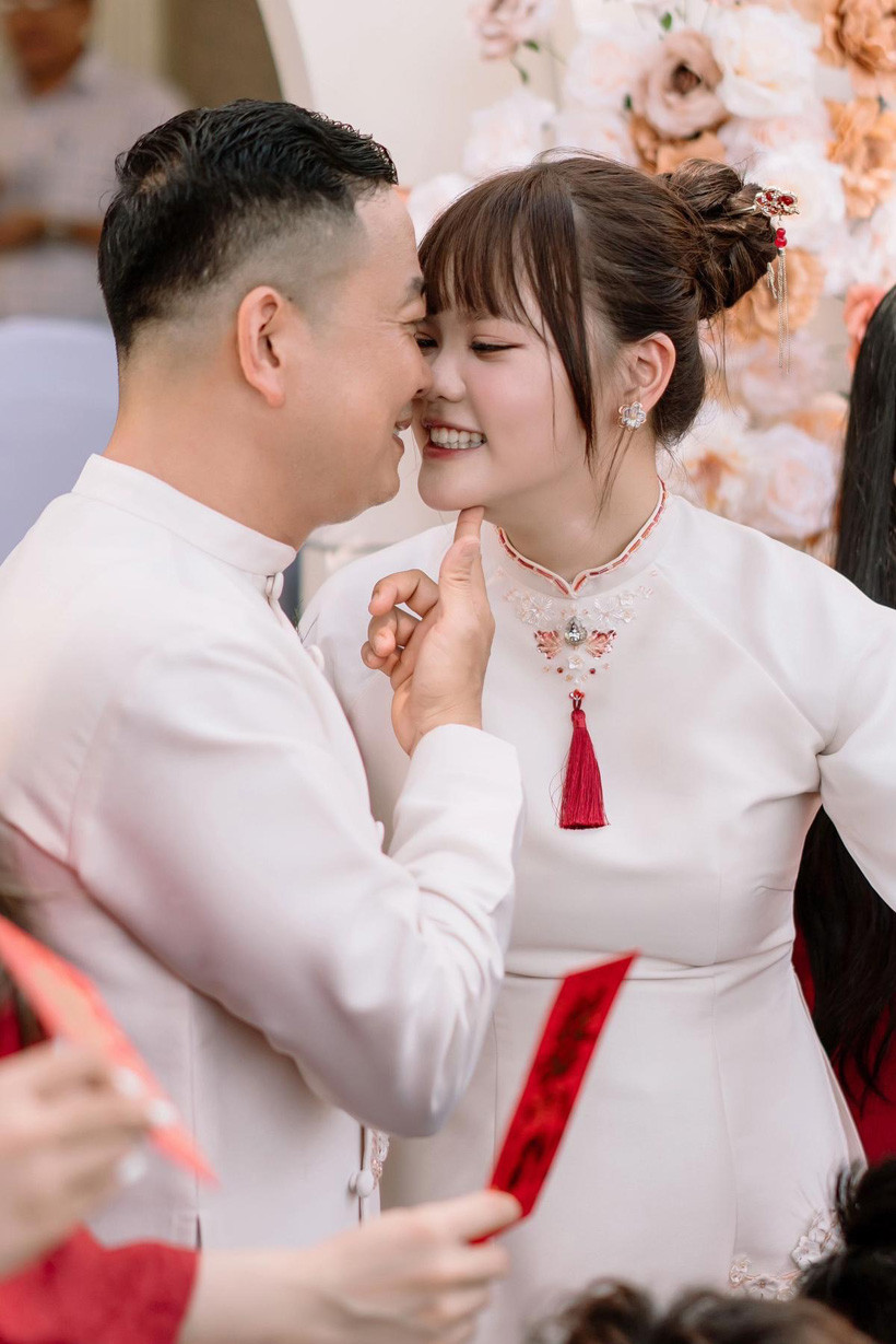 Vượt qua những định kiến, cặp đôi đã tổ chức lễ ăn hỏi ngọt ngào và sẽ tổ chức đám cưới vào một thời gian gần trong tương lai.