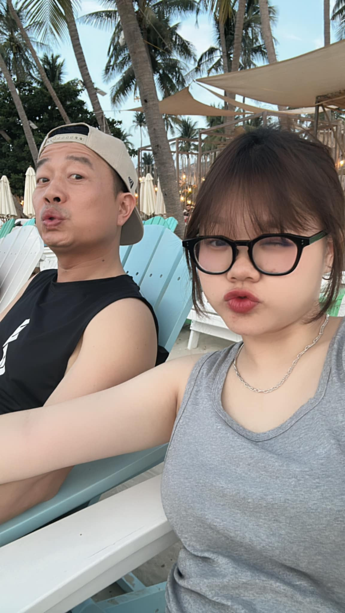 Anh Đảo cũng không ngại thể hiện tình cảm trước mọi người, anh chịu khó "hợp tác" trong những bức hình nhí nhố của vợ, anh cũng học nhảy những điệu nhảy "hot trend" Tiktok.