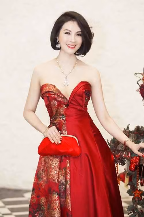 Được biết, ''nữ hoàng ảnh lịch'' từng kết hôn nhưng đã ly hôn. Cô có một người con gái và hiện đang sinh sống tại Mỹ. Sau này, nữ MC đã tái hôn nhưng vẫn giữ kín mọi thông tin về ông xã.