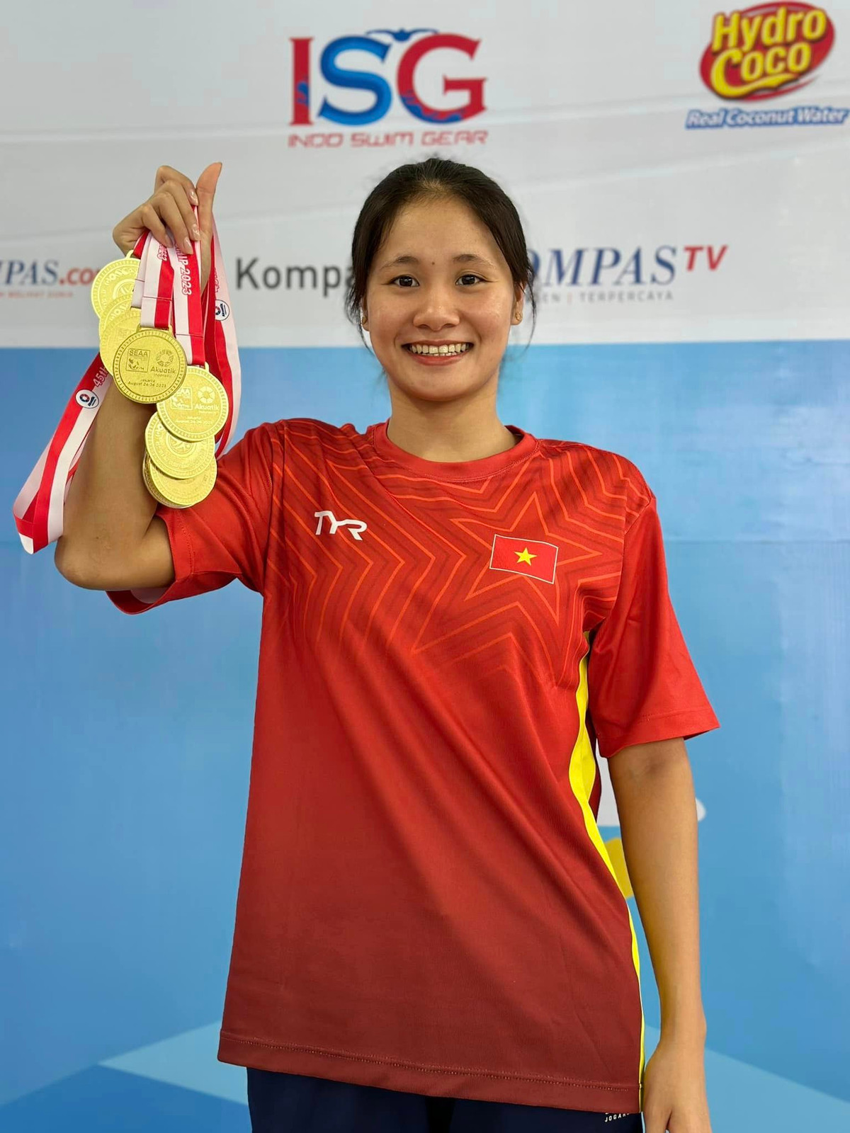 Nữ VĐV này giành tổng cộng 9 huy chương vàng ở các nội dung bơi tại giải vô địch bơi lặn trẻ năm đó, ngang bằng với những gì mà Ánh Viên từng lập được ở các giải trẻ trước đây.