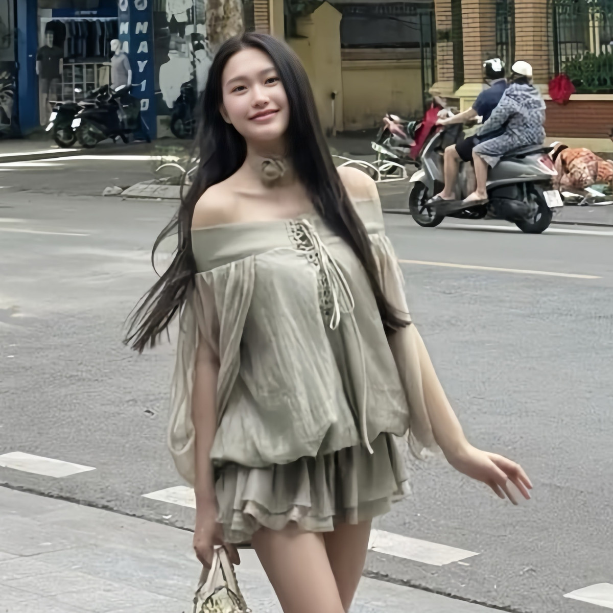 Top 10 Hoa hậu Việt Nam 2020 diện bộ váy bồng bềnh điệu đà, khoe chân dài thon thả cùng nhan sắc xinh đẹp, rạng rỡ, tay cầm theo túi xách hàng hiệu.