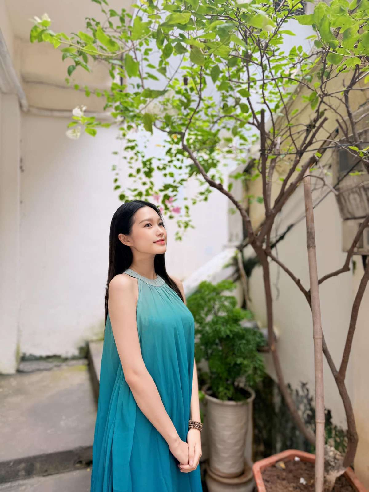 Bộ ảnh được chụp mấy ngày trước, khi Hải My cùng Văn Hậu về thăm nhà ngoại cũng như chụp hình PR cho cửa hàng mà người đẹp sinh năm 2001 đang kinh doanh.