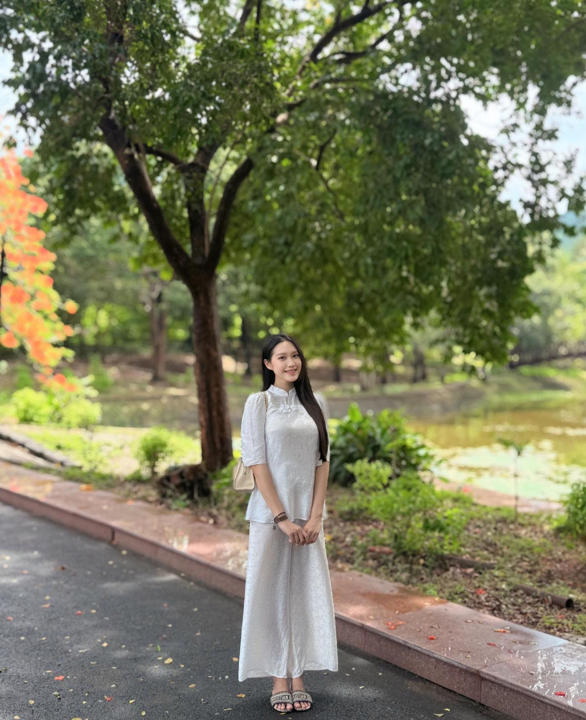 Ngoài ra, nàng WAG cũng luôn đồng hành và cổ vũ, tiếp thêm động lực cùng ông xã Đoàn Văn Hậu trong quá trình tập luyện phục hồi chấn thương.