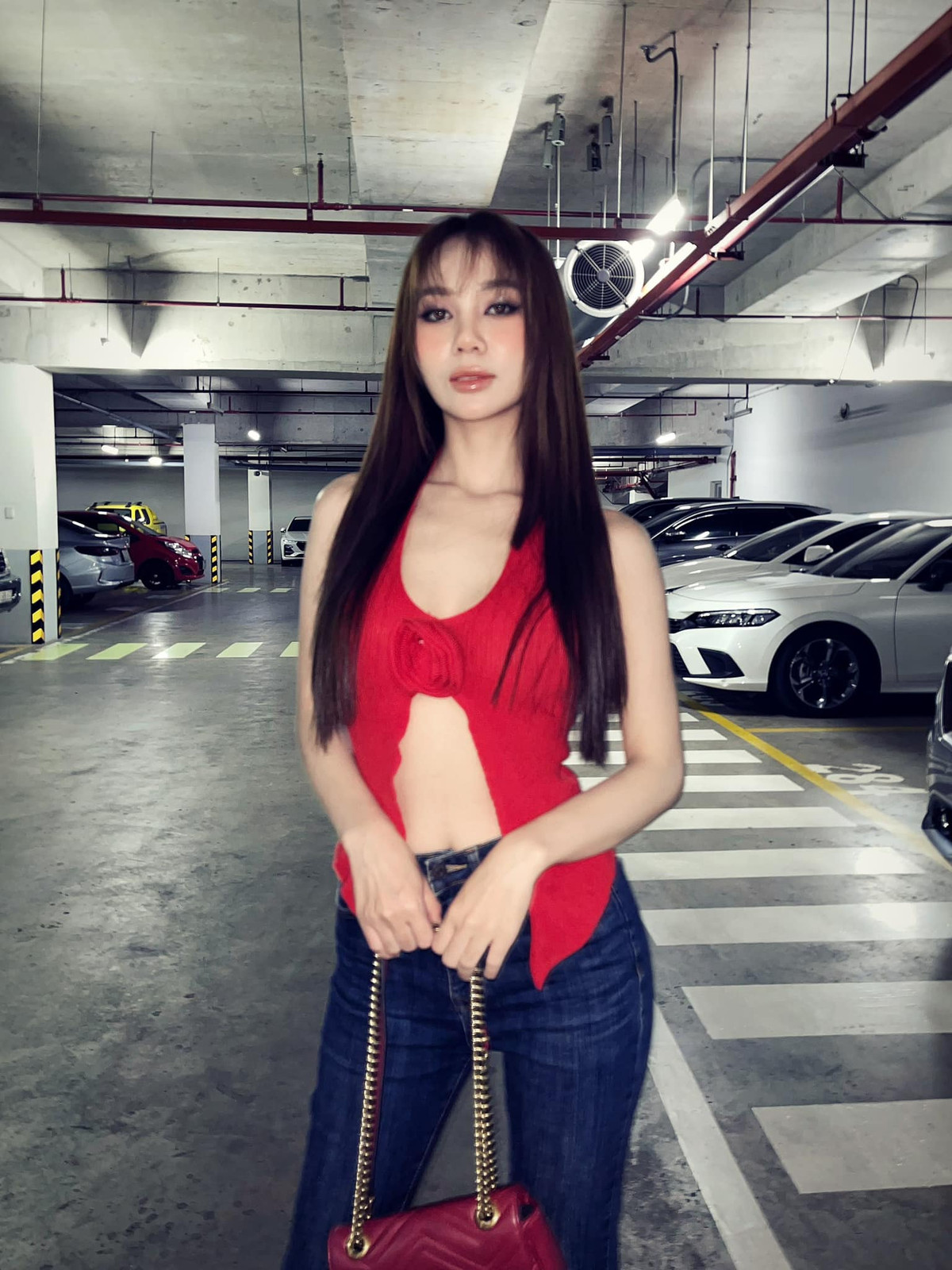 Nói về mối quan hệ với cô gái được nhắc tên trong ồn ào vừa qua, doanh nhân cũng nhấn mạnh: "Từ thuở cha sinh mẹ đẻ đến nay, tôi chưa bao giờ biết hay quen bạn nào tên HKC mà một số trang tin giả dựng đứng dựng ngược vô căn cứ. Rất mong mọi người thay vì bị dẫn dắt bởi các trang tin giả (ẩn danh trong bóng tối ném đá giấu tay hại người), thì hãy đặt mua sách để đọc về để khởi nghiệp."