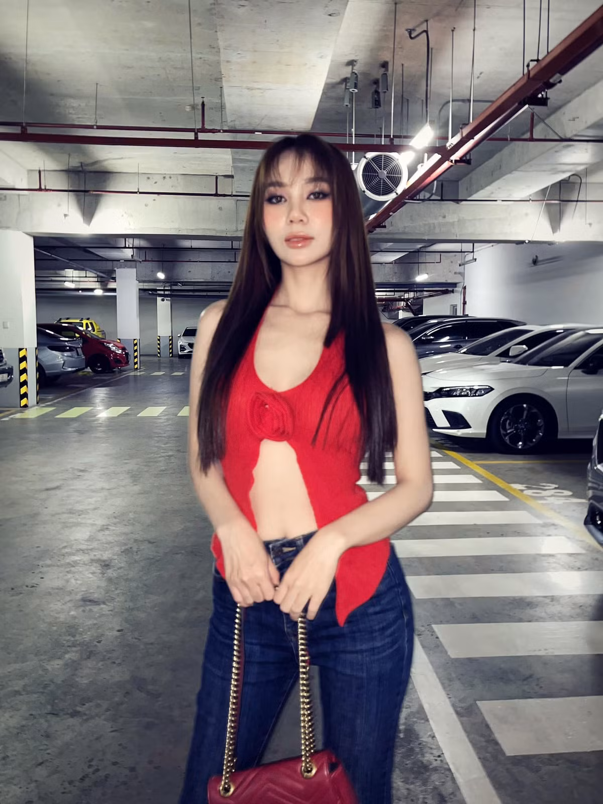 Nói về mối quan hệ với cô gái được nhắc tên trong ồn ào vừa qua, doanh nhân cũng nhấn mạnh: "Từ thuở cha sinh mẹ đẻ đến nay, tôi chưa bao giờ biết hay quen bạn nào tên HKC mà một số trang tin giả dựng đứng dựng ngược vô căn cứ. Rất mong mọi người thay vì bị dẫn dắt bởi các trang tin giả (ẩn danh trong bóng tối ném đá giấu tay hại người), thì hãy đặt mua sách để đọc về để khởi nghiệp."