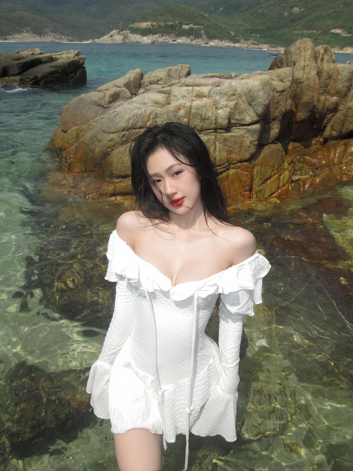 Sở hữu thân hình nóng bỏng, Bảo Hân bình thường không ngại lựa chọn những trang phục có chi tiết gợi cảm, khoe trọn đường cong quyến rũ.