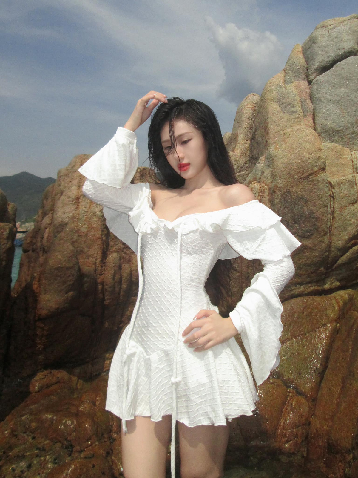 Ngoài ra, cô còn sở hữu thương hiệu thời trang riêng tại TPHCM.