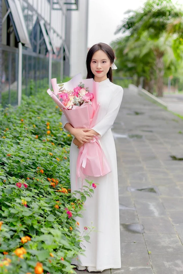 Được biết trong kỳ thi vừa qua, ở tổ hợp khối D01, nữ sinh Vĩnh Phúc này đạt điểm 10 tuyệt đối môn tiếng Anh, 9 điểm Toán và 9,75 điểm Văn. Ở các môn thi khác, Phương Linh cũng đạt điểm số ấn tượng: Lịch sử 9; Địa lý 9,75 và Giáo dục công dân 9,5.