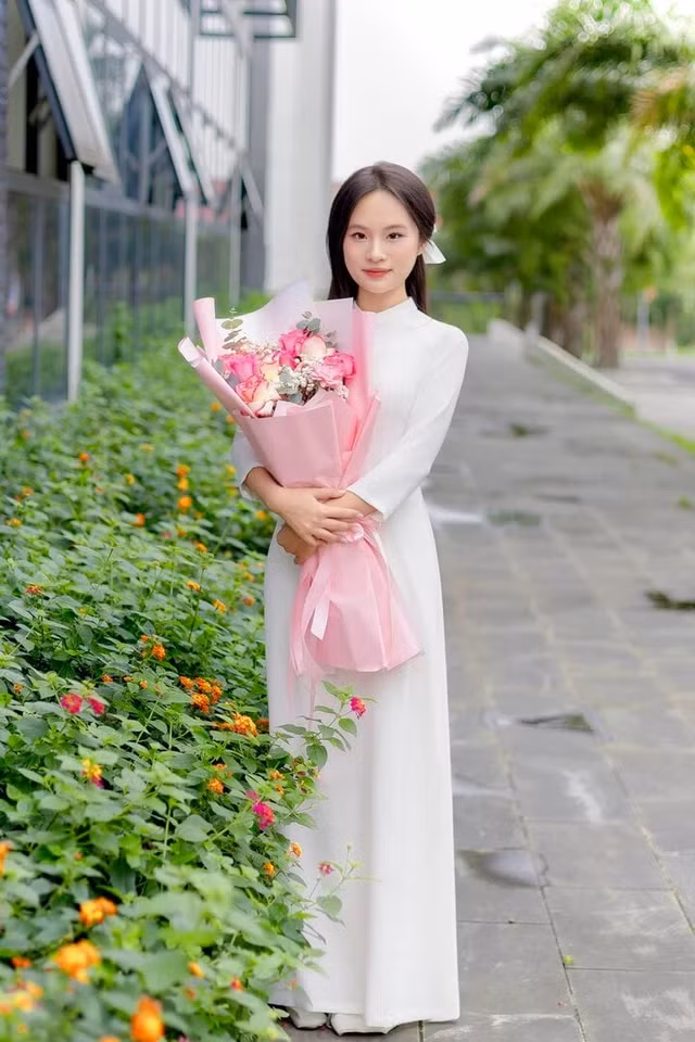 Được biết trong kỳ thi vừa qua, ở tổ hợp khối D01, nữ sinh Vĩnh Phúc này đạt điểm 10 tuyệt đối môn tiếng Anh, 9 điểm Toán và 9,75 điểm Văn. Ở các môn thi khác, Phương Linh cũng đạt điểm số ấn tượng: Lịch sử 9; Địa lý 9,75 và Giáo dục công dân 9,5.