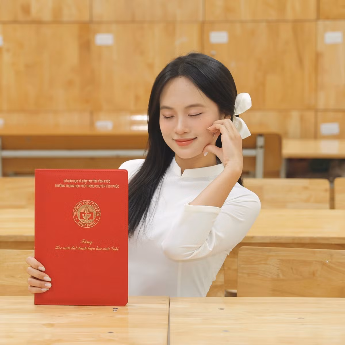 Nguyễn Phương Linh (học sinh trường THPT chuyên Vĩnh Phúc) là thủ khoa toàn quốc khối D01. Tên tuổi của cô bạn hiện đang chiếm sóng mạng xã hội với dòng bình luận "flex" thành tích cực "ngầu": "Giờ em đợi xem trường nào tranh ạ" khi có người hỏi ý định học trường nào.