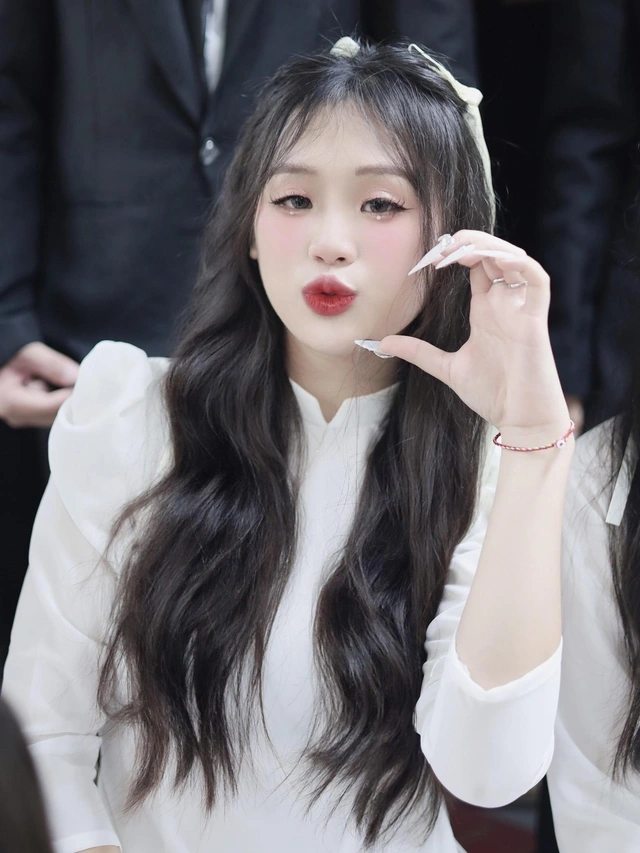 Ngọc chia sẻ chưa từng đi học thêm trong 12 năm học. Về dự định tương lai, nữ sinh dự định chọn ngành Quản trị văn phòng của trường Đại học Khoa học Xã hội và Nhân văn (Đại học Quốc gia Hà Nội).