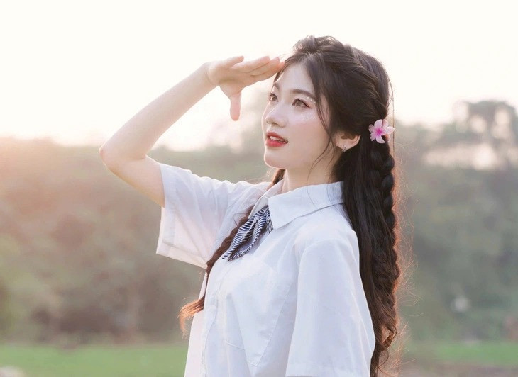 Phạm Quỳnh Anh (học sinh lớp 12A1, Trường THPT Mỹ Tho, Nam Định) được nhiều người biết đến khi là 1 trong 2 thí sinh đạt điểm 10 môn ngữ văn trong kỳ thi THPT năm nay. Ngoài ra, kết quả các môn thi khác của Quỳnh Anh lần lượt là Toán 7,8; Lịch sử 8,5; Địa lí 9,25; Giáo dục công dân 9; Tiếng Anh 8,4. Tổng điểm xét tuyển khối C00 của thí sinh là 27,75 điểm.