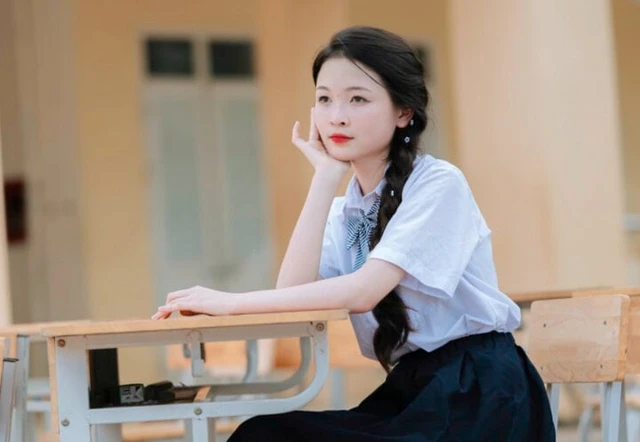 Chia sẻ về dự định tương lai, Xuyến dự định xét tổ hợp C00 (Văn, Sử, Địa) với 28,73 điểm để đăng ký xét tuyển vào khoa Lịch sử của trường Đại học Sư phạm Hà Nội. (Ảnh: FBNV)