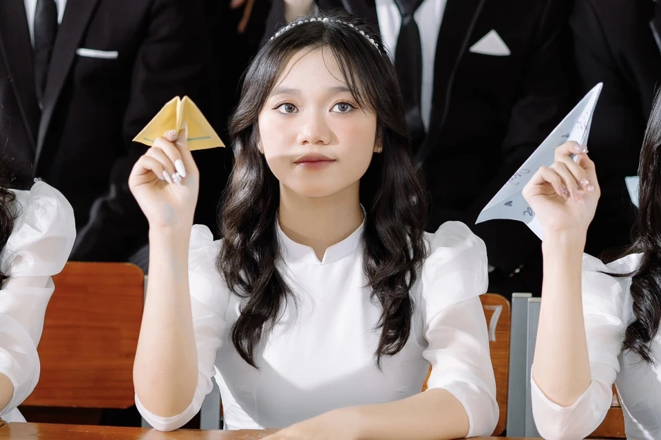 Cô nàng không chỉ sở hữu bảng thành tích đáng ngưỡng mộ: Giải Nhì cấp thành phố môn Hóa bảng A, thành viên đội tuyển HSG quốc gia môn Hoá và IELTS 8.0, mà còn sở hữu nhan sắc xinh xắn.