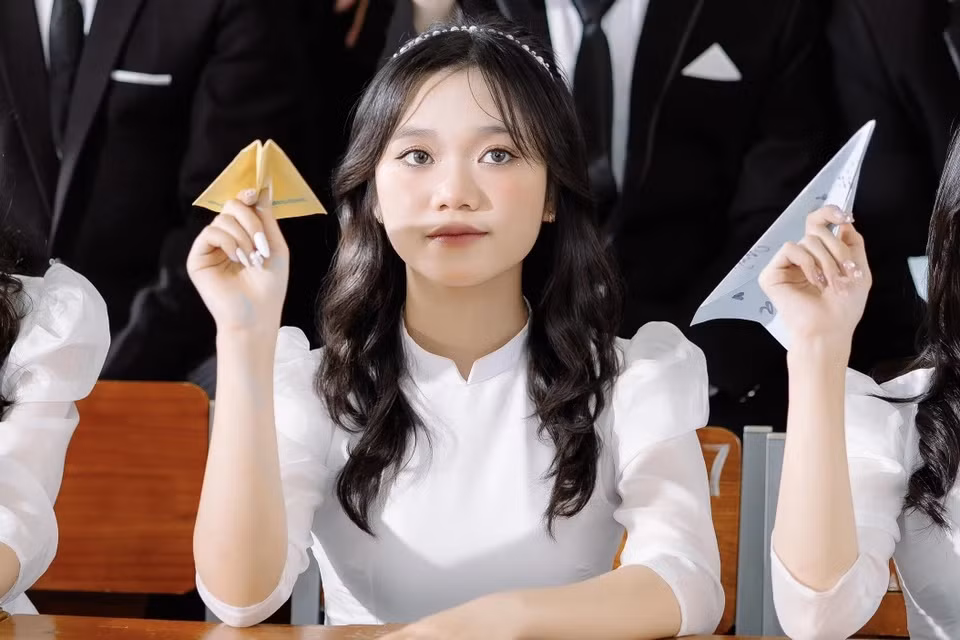 Cô nàng không chỉ sở hữu bảng thành tích đáng ngưỡng mộ: Giải Nhì cấp thành phố môn Hóa bảng A, thành viên đội tuyển HSG quốc gia môn Hoá và IELTS 8.0, mà còn sở hữu nhan sắc xinh xắn.