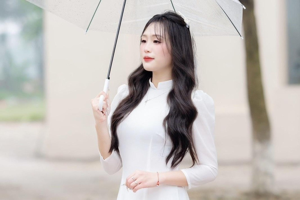 Nguyễn Thị Ngọc là một trong những thủ khoa khối C năm nay. Được biết, gia đình Ngọc có bố mẹ đều là công nhân, em cũng là con cả nên phải nỗ lực rất nhiều. Khi đến giờ tra cứu điểm thi tốt nghiệp THPT 2024, Ngọc vừa kết thúc ca làm đêm của mình.