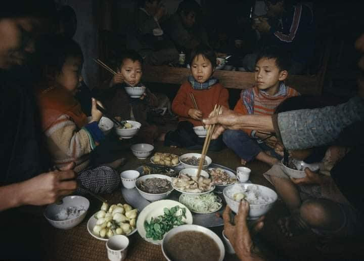 Bữa cơm giản đơn của một gia đình đông con. Ngày xưa, một cặp vợ chồng có thể có tới 9-10 người con.