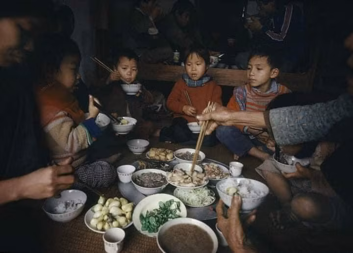 Bữa cơm giản đơn của một gia đình đông con. Ngày xưa, một cặp vợ chồng có thể có tới 9-10 người con.