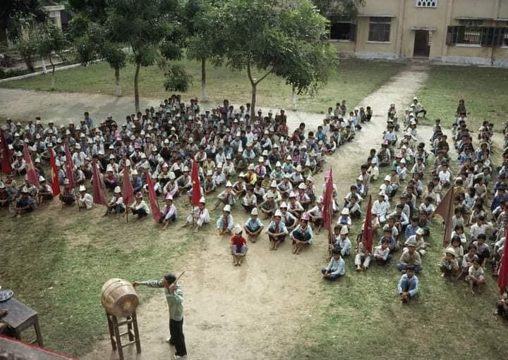 Ngày khai giảng của một ngôi trường làng xưa.