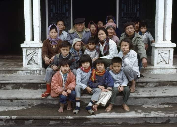 Khung cảnh một gia đình với nhiều thế hệ khác nhau cùng sống chung trong một ngôi nhà.