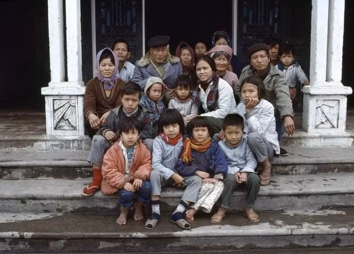 Khung cảnh một gia đình với nhiều thế hệ khác nhau cùng sống chung trong một ngôi nhà.