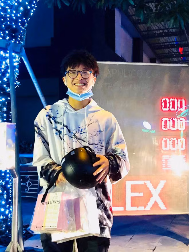 Gia Bảo cũng được nhận xét là chàng trai sống rất tình cảm và thương yêu bố mẹ. Cậu thường có những hành động, cử chỉ tinh tế để thể hiện sự quan tâm lớn đến MC Thảo Vân. Ảnh sử dụng trong bài: FBNV