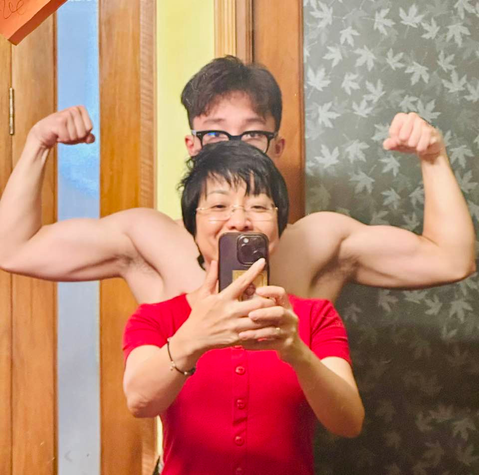 Mới đây, MC Thảo Vân cùng con trai tham gia một talkshow, Gia Bảo gây chú ý với ngoại hình khác lạ khi xuất hiện trên sóng.