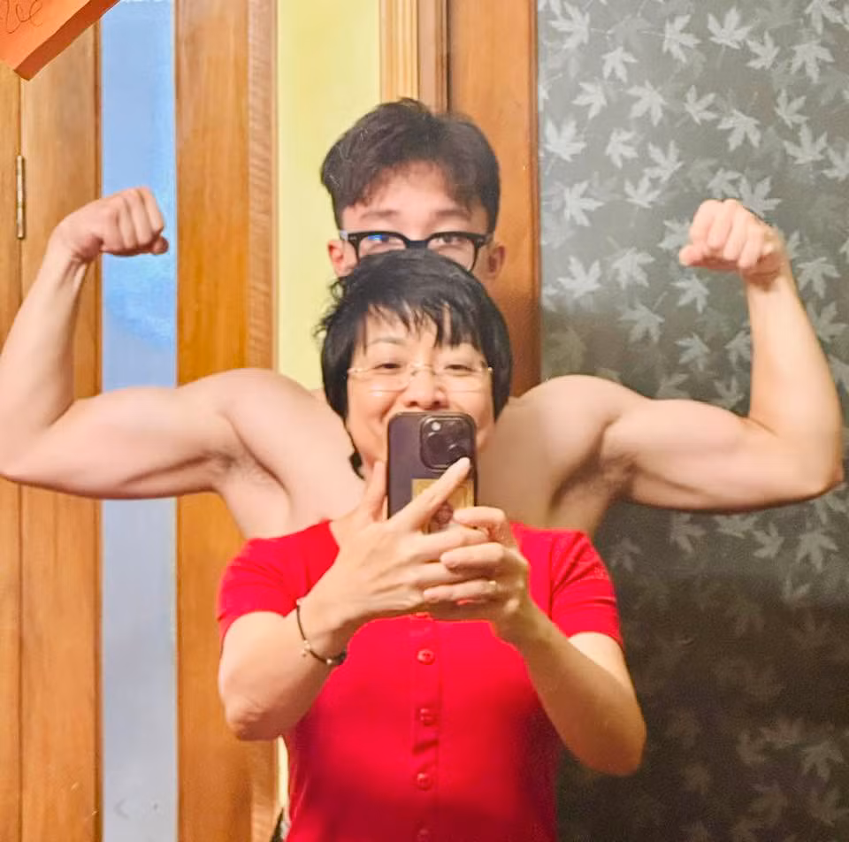 Mới đây, MC Thảo Vân cùng con trai tham gia một talkshow, Gia Bảo gây chú ý với ngoại hình khác lạ khi xuất hiện trên sóng.