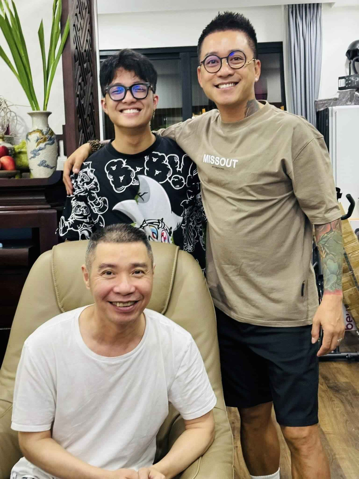 MC Thảo Vân chia sẻ về trải nghiệm lần đầu xuất hiện trước máy quay của con trai: "Mình đã rất vui khi bạn Tít lần đầu lên sóng trò chuyện với MC rất ổn. Con thành thật, vui vẻ và chững chạc. Các cô chú của chương trình cũng vui vì show đã thành công. Mong là hôm phát sóng sẽ được đón nhận".