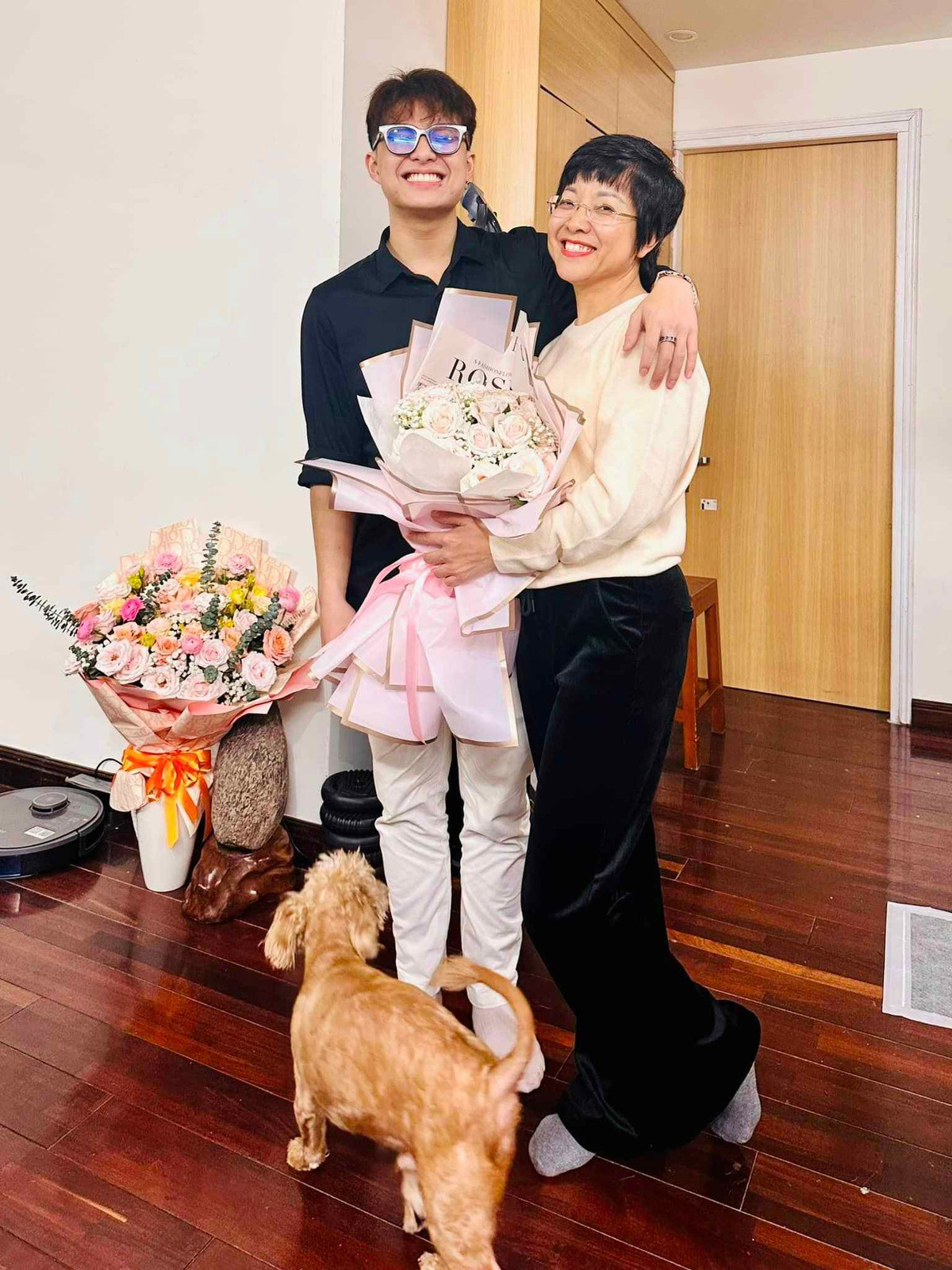 Gia Bảo ngây ngô, luôn nép bên cạnh mẹ ngày nào nay đã ra dáng thanh niên, ngoại hình cao ráo và điển trai ở tuổi 19.